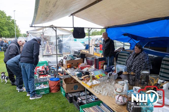 Bezoekers weten vlooienmarkt op 't Harde ondanks minder weer massaal te vinden. - &copy; NWVFoto.nl