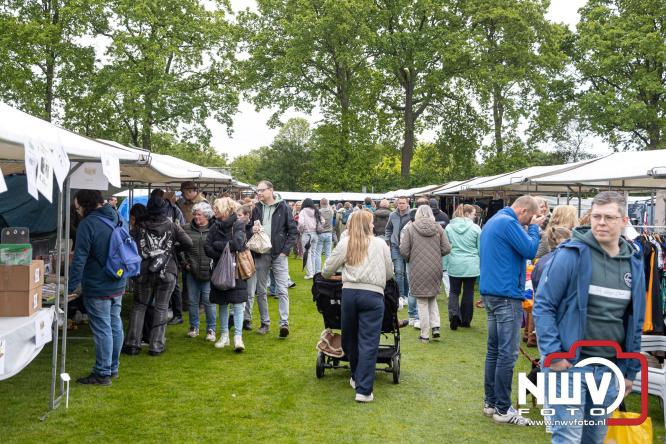 Bezoekers weten vlooienmarkt op 't Harde ondanks minder weer massaal te vinden. - &copy; NWVFoto.nl