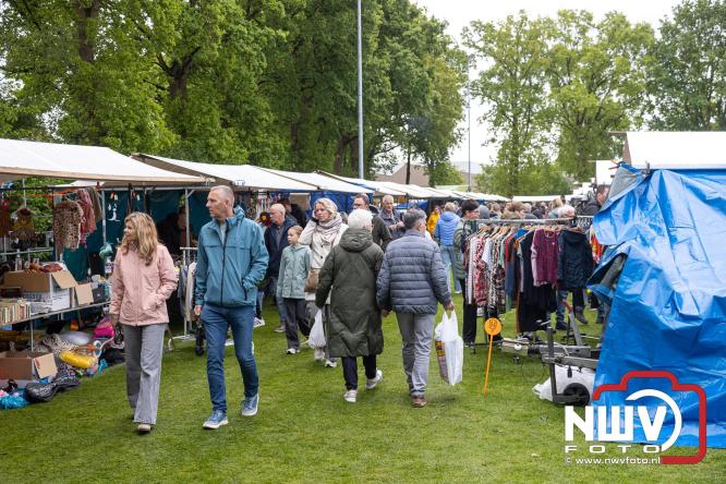 Bezoekers weten vlooienmarkt op 't Harde ondanks minder weer massaal te vinden. - &copy; NWVFoto.nl