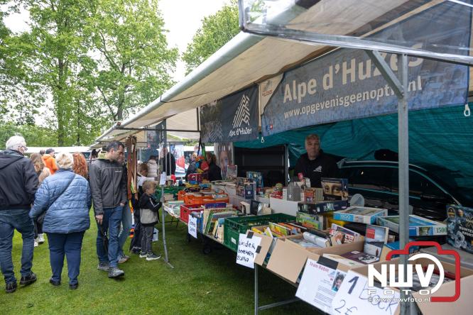 Bezoekers weten vlooienmarkt op 't Harde ondanks minder weer massaal te vinden. - &copy; NWVFoto.nl
