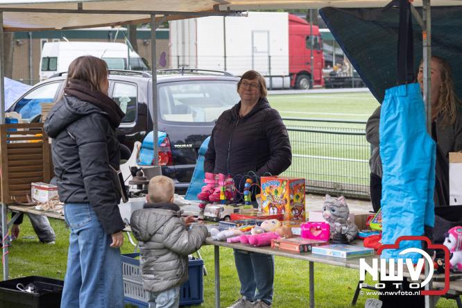 Bezoekers weten vlooienmarkt op 't Harde ondanks minder weer massaal te vinden. - &copy; NWVFoto.nl