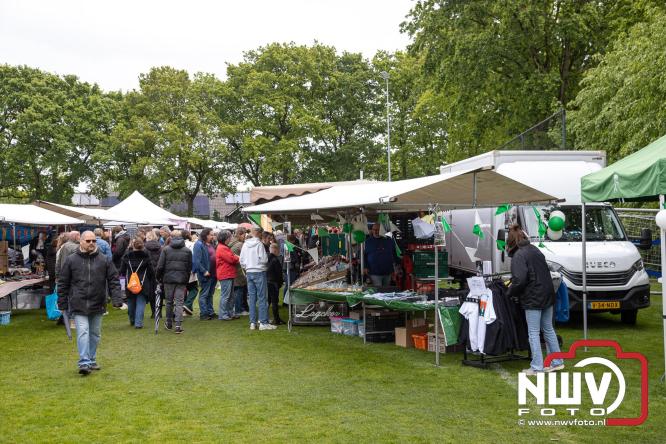 Bezoekers weten vlooienmarkt op 't Harde ondanks minder weer massaal te vinden. - &copy; NWVFoto.nl