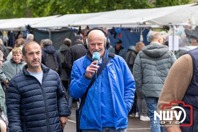 Bezoekers weten vlooienmarkt op 't Harde ondanks minder weer massaal te vinden. - &copy; NWVFoto.nl