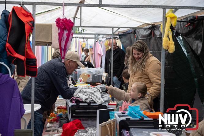 Bezoekers weten vlooienmarkt op 't Harde ondanks minder weer massaal te vinden. - &copy; NWVFoto.nl