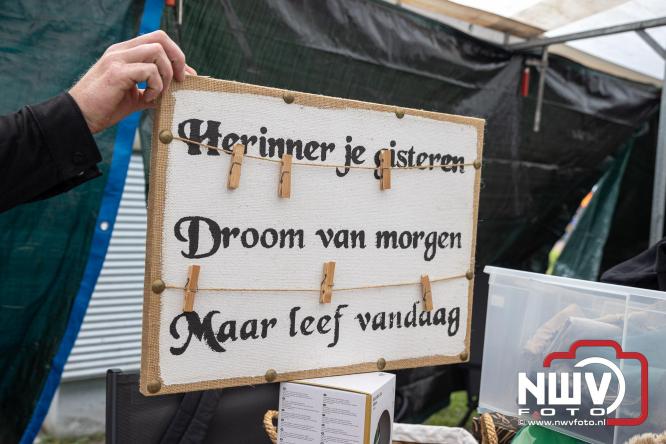 Bezoekers weten vlooienmarkt op 't Harde ondanks minder weer massaal te vinden. - &copy; NWVFoto.nl