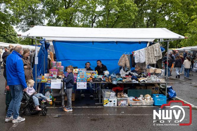 Bezoekers weten vlooienmarkt op 't Harde ondanks minder weer massaal te vinden. - &copy; NWVFoto.nl