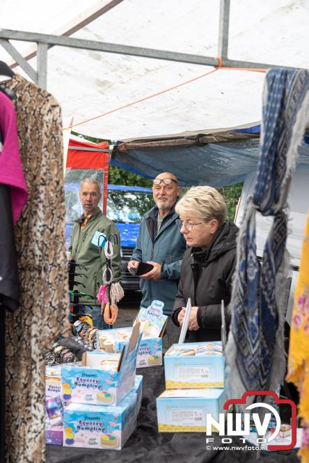 Bezoekers weten vlooienmarkt op 't Harde ondanks minder weer massaal te vinden. - &copy; NWVFoto.nl