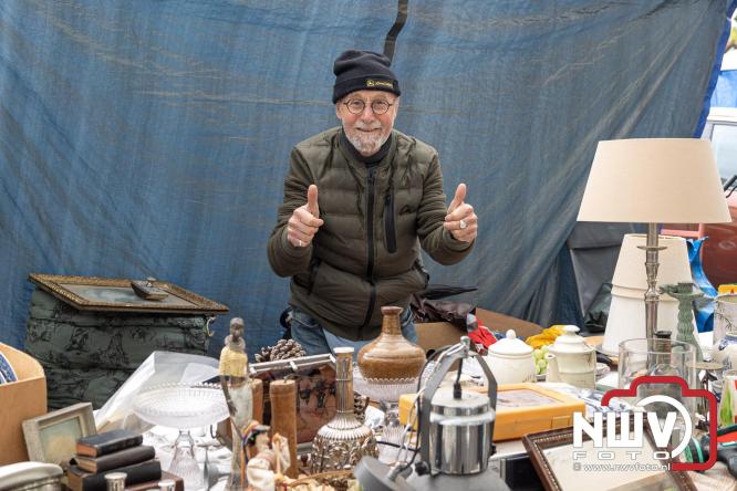Bezoekers weten vlooienmarkt op 't Harde ondanks minder weer massaal te vinden. - &copy; NWVFoto.nl