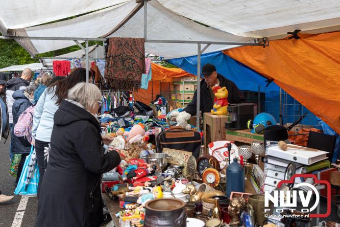 Bezoekers weten vlooienmarkt op 't Harde ondanks minder weer massaal te vinden. - &copy; NWVFoto.nl