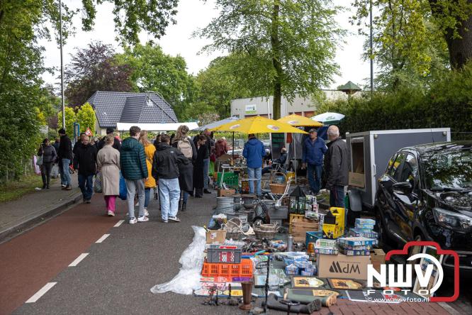 Bezoekers weten vlooienmarkt op 't Harde ondanks minder weer massaal te vinden. - &copy; NWVFoto.nl