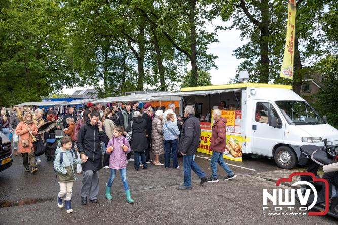 Bezoekers weten vlooienmarkt op 't Harde ondanks minder weer massaal te vinden. - &copy; NWVFoto.nl
