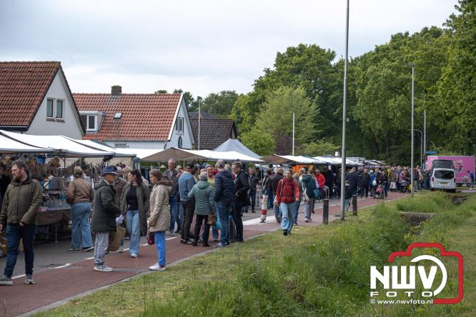 Bezoekers weten vlooienmarkt op 't Harde ondanks minder weer massaal te vinden. - &copy; NWVFoto.nl