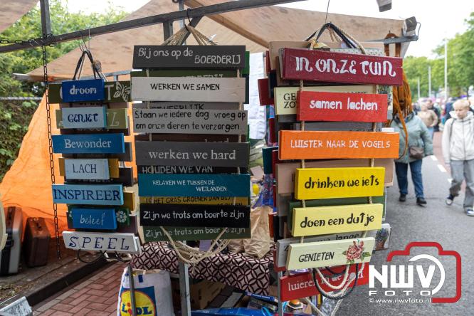 Bezoekers weten vlooienmarkt op 't Harde ondanks minder weer massaal te vinden. - &copy; NWVFoto.nl