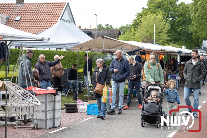 Bezoekers weten vlooienmarkt op 't Harde ondanks minder weer massaal te vinden. - &copy; NWVFoto.nl