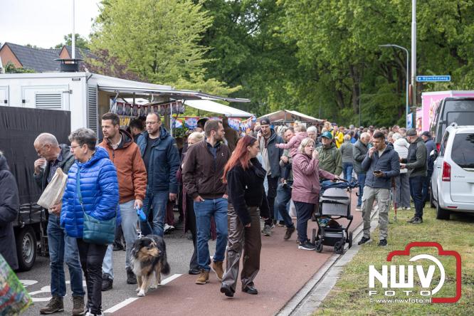 Bezoekers weten vlooienmarkt op 't Harde ondanks minder weer massaal te vinden. - &copy; NWVFoto.nl