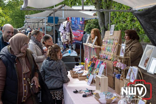 Bezoekers weten vlooienmarkt op 't Harde ondanks minder weer massaal te vinden. - &copy; NWVFoto.nl