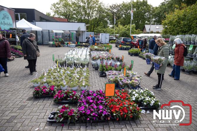 Bezoekers weten vlooienmarkt op 't Harde ondanks minder weer massaal te vinden. - &copy; NWVFoto.nl