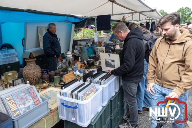Bezoekers weten vlooienmarkt op 't Harde ondanks minder weer massaal te vinden. - &copy; NWVFoto.nl