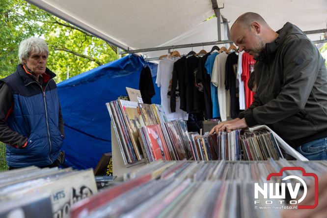 Bezoekers weten vlooienmarkt op 't Harde ondanks minder weer massaal te vinden. - &copy; NWVFoto.nl