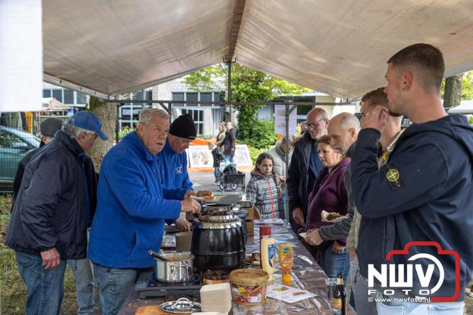 Bezoekers weten vlooienmarkt op 't Harde ondanks minder weer massaal te vinden. - &copy; NWVFoto.nl