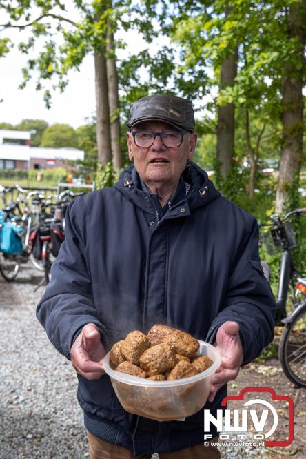 Bezoekers weten vlooienmarkt op 't Harde ondanks minder weer massaal te vinden. - &copy; NWVFoto.nl