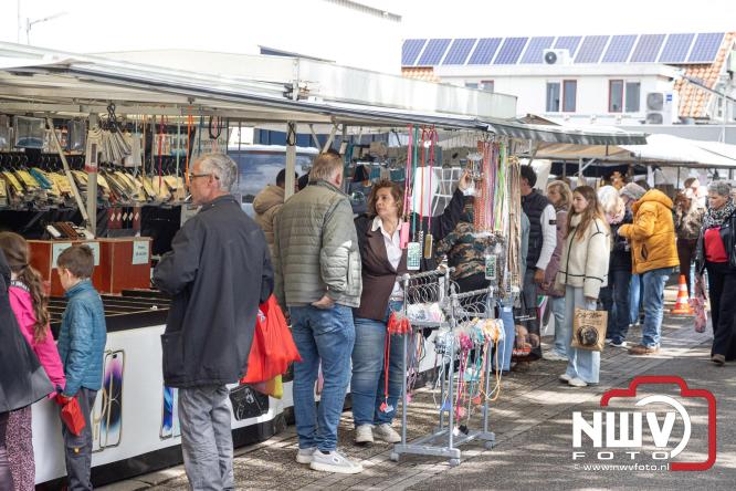 Bezoekers weten vlooienmarkt op 't Harde ondanks minder weer massaal te vinden. - &copy; NWVFoto.nl
