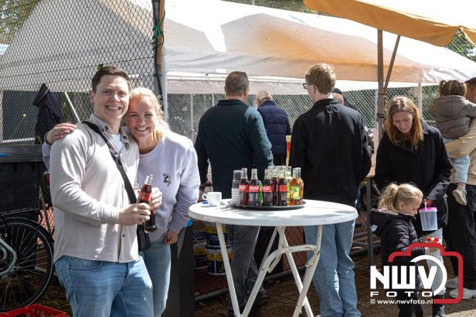Bezoekers weten vlooienmarkt op 't Harde ondanks minder weer massaal te vinden. - &copy; NWVFoto.nl