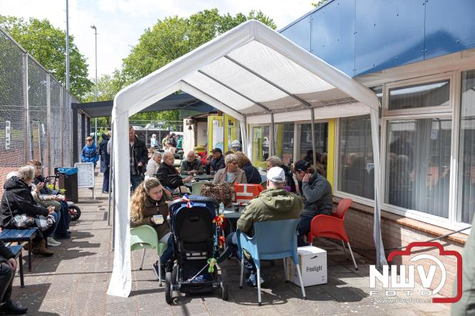 Bezoekers weten vlooienmarkt op 't Harde ondanks minder weer massaal te vinden. - &copy; NWVFoto.nl