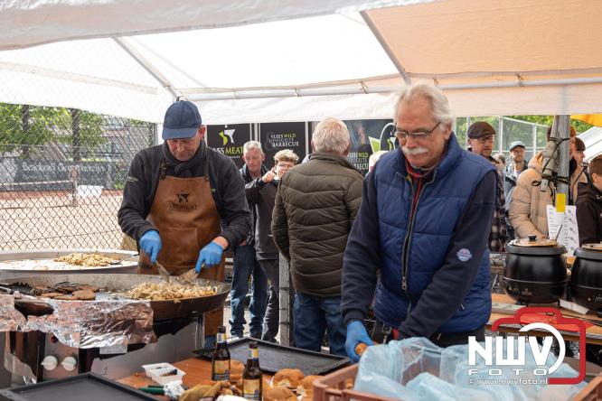 Bezoekers weten vlooienmarkt op 't Harde ondanks minder weer massaal te vinden. - &copy; NWVFoto.nl