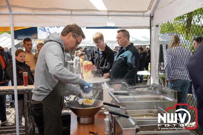 Bezoekers weten vlooienmarkt op 't Harde ondanks minder weer massaal te vinden. - &copy; NWVFoto.nl