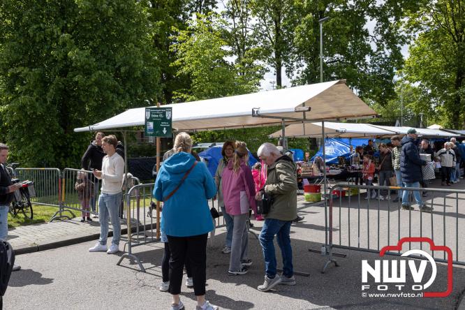 Bezoekers weten vlooienmarkt op 't Harde ondanks minder weer massaal te vinden. - &copy; NWVFoto.nl