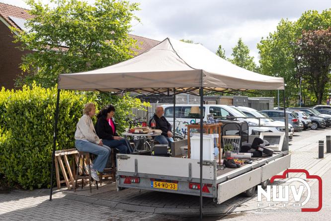 Bezoekers weten vlooienmarkt op 't Harde ondanks minder weer massaal te vinden. - &copy; NWVFoto.nl