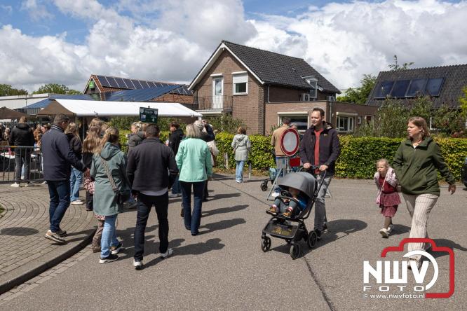 Bezoekers weten vlooienmarkt op 't Harde ondanks minder weer massaal te vinden. - &copy; NWVFoto.nl