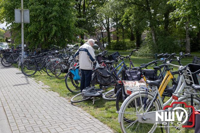 Bezoekers weten vlooienmarkt op 't Harde ondanks minder weer massaal te vinden. - &copy; NWVFoto.nl