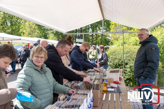 Bezoekers weten vlooienmarkt op 't Harde ondanks minder weer massaal te vinden. - &copy; NWVFoto.nl