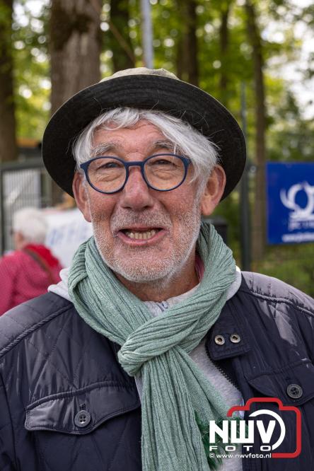 Bezoekers weten vlooienmarkt op 't Harde ondanks minder weer massaal te vinden. - &copy; NWVFoto.nl