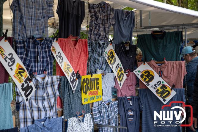 Bezoekers weten vlooienmarkt op 't Harde ondanks minder weer massaal te vinden. - &copy; NWVFoto.nl