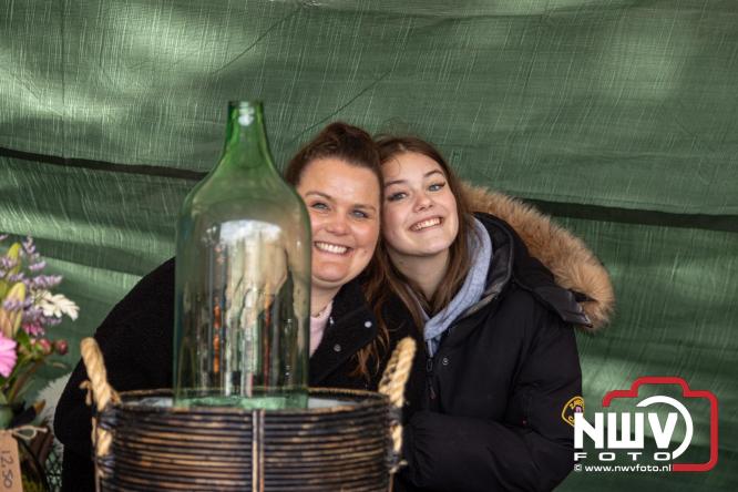 Bezoekers weten vlooienmarkt op 't Harde ondanks minder weer massaal te vinden. - &copy; NWVFoto.nl