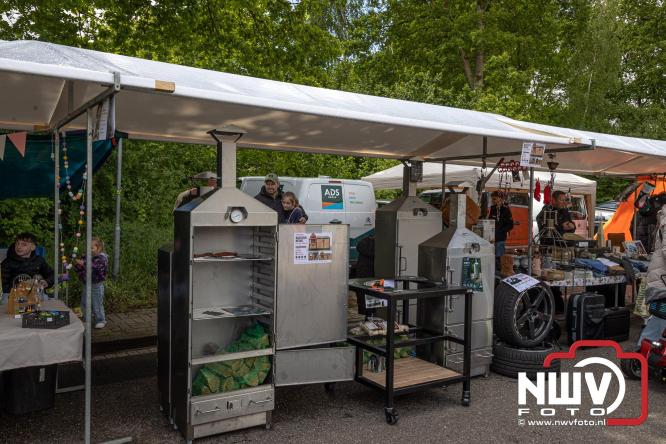 Bezoekers weten vlooienmarkt op 't Harde ondanks minder weer massaal te vinden. - &copy; NWVFoto.nl