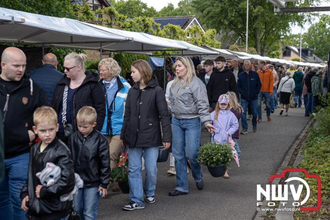 Bezoekers weten vlooienmarkt op 't Harde ondanks minder weer massaal te vinden. - &copy; NWVFoto.nl