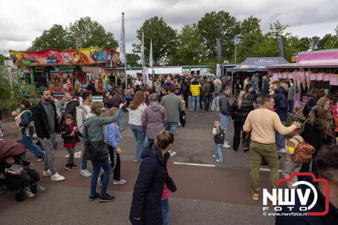 Bezoekers weten vlooienmarkt op 't Harde ondanks minder weer massaal te vinden. - &copy; NWVFoto.nl