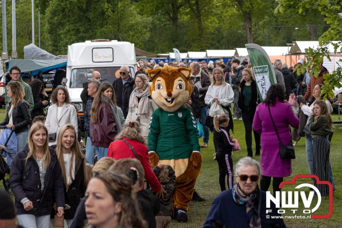 Bezoekers weten vlooienmarkt op 't Harde ondanks minder weer massaal te vinden. - &copy; NWVFoto.nl
