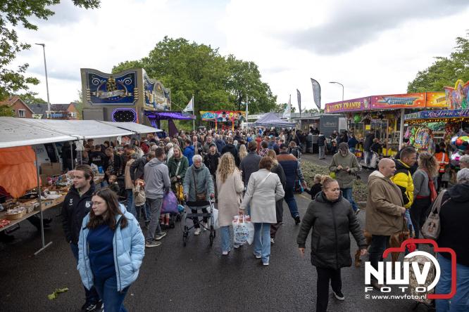 Bezoekers weten vlooienmarkt op 't Harde ondanks minder weer massaal te vinden. - &copy; NWVFoto.nl