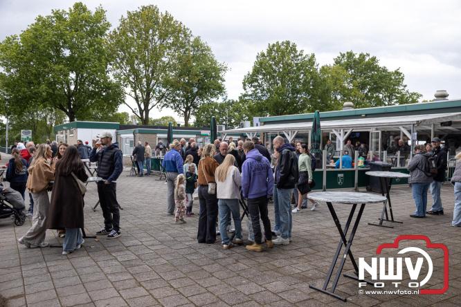 Bezoekers weten vlooienmarkt op 't Harde ondanks minder weer massaal te vinden. - &copy; NWVFoto.nl