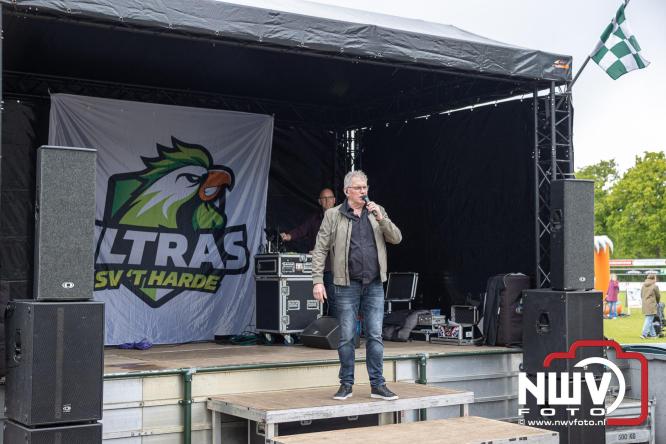 Bezoekers weten vlooienmarkt op 't Harde ondanks minder weer massaal te vinden. - &copy; NWVFoto.nl