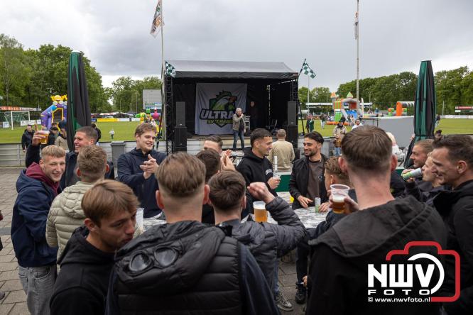 Bezoekers weten vlooienmarkt op 't Harde ondanks minder weer massaal te vinden. - &copy; NWVFoto.nl