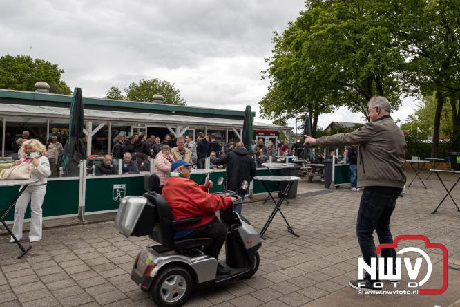 Bezoekers weten vlooienmarkt op 't Harde ondanks minder weer massaal te vinden. - &copy; NWVFoto.nl