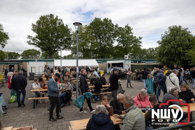 Bezoekers weten vlooienmarkt op 't Harde ondanks minder weer massaal te vinden. - &copy; NWVFoto.nl