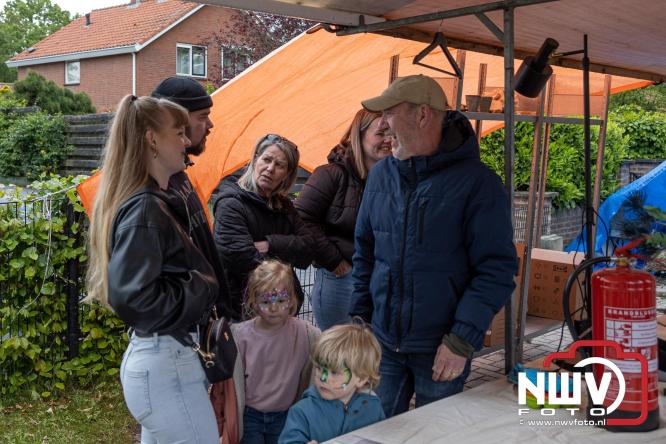 Bezoekers weten vlooienmarkt op 't Harde ondanks minder weer massaal te vinden. - &copy; NWVFoto.nl