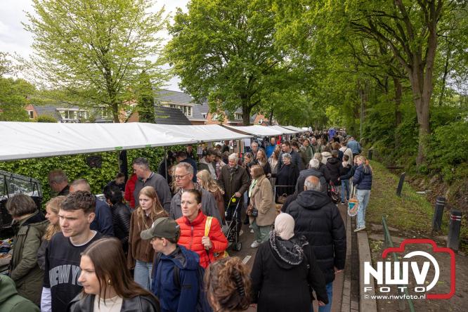 Bezoekers weten vlooienmarkt op 't Harde ondanks minder weer massaal te vinden. - &copy; NWVFoto.nl
